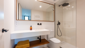 Resa Estates 3 slaapkamers Talamanca te koop sale Ibiza bathroom showe sm.jpg